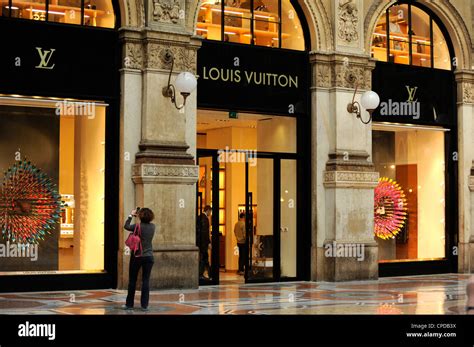 louis vuitton store naples italy.